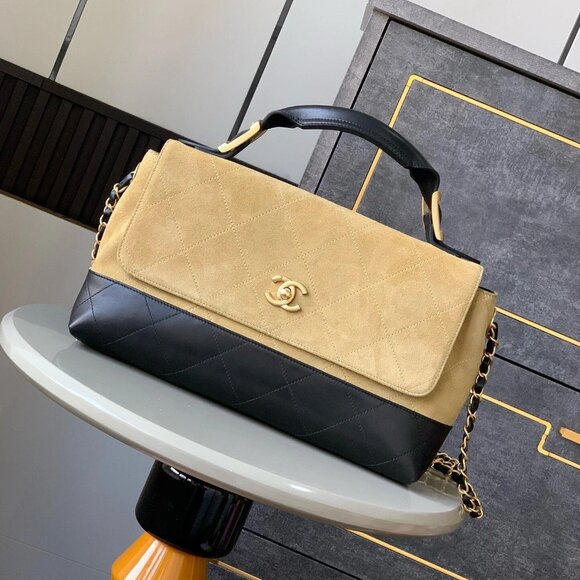 Classic CHANEL Bag: A Stylish and Versatile Choice for Elegance - Picture 1 of 6